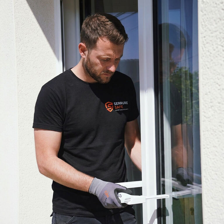 Vitrier SerrureSafe posant un vitrage sur une fenêtre en Essonne